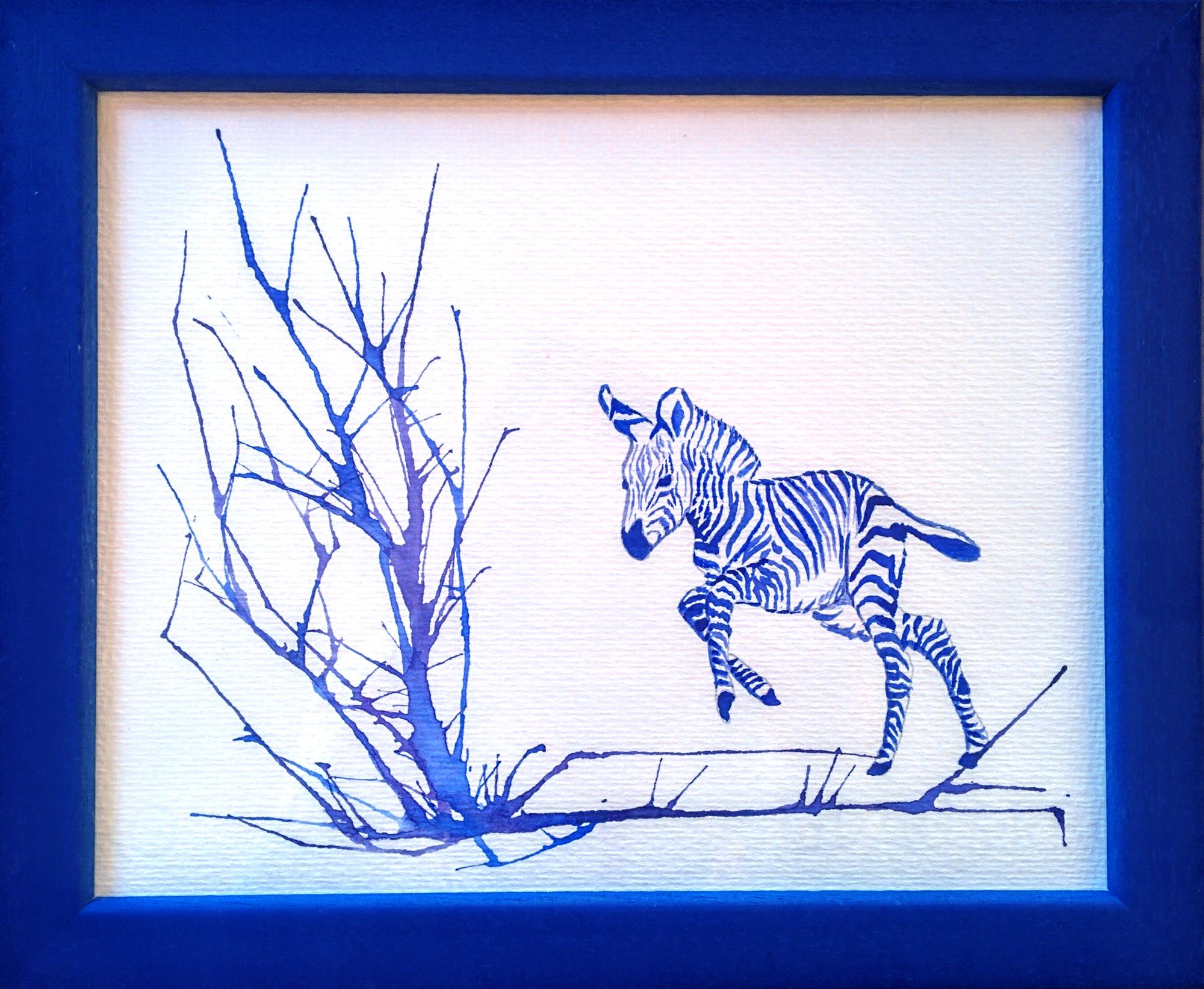 acuarela azul para decorar una habitación infantil de un bebe de cebra saltando una rama. Acuarela soplada.