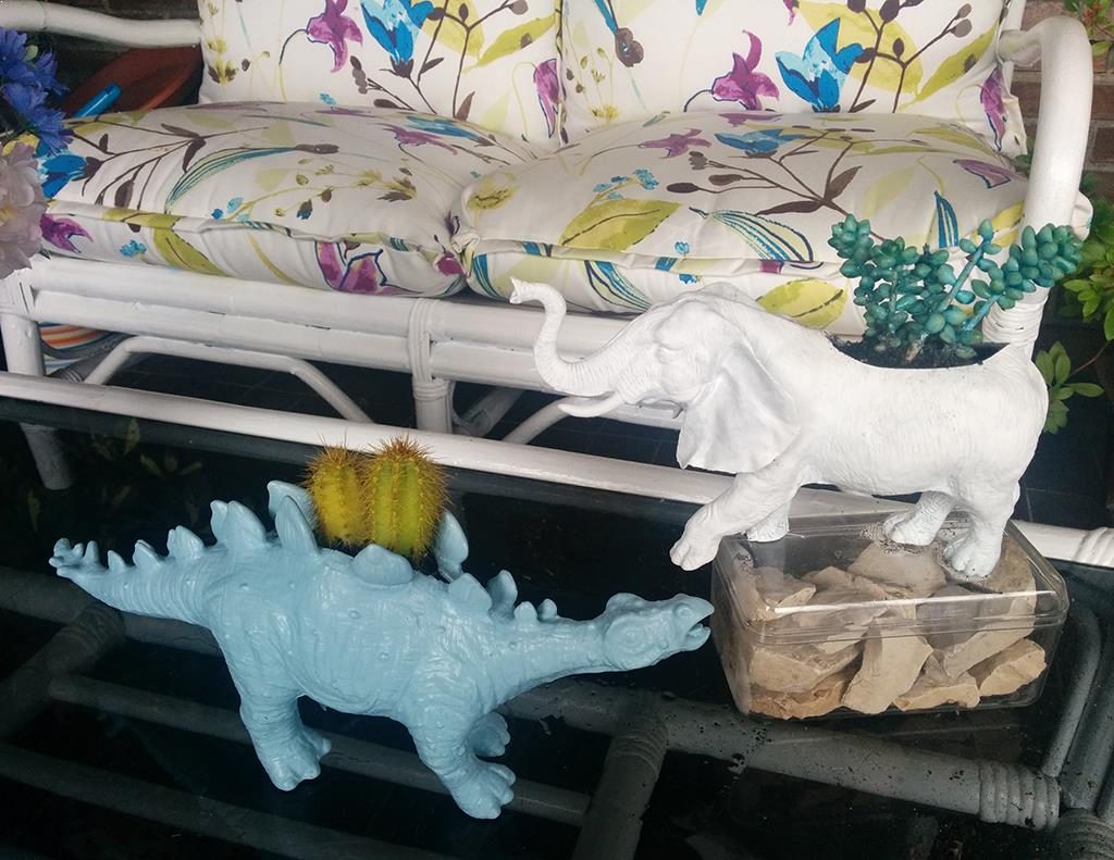 macetas hechas con juguetes del chino para plantas crasas o cactus DIY, elefante y dinosaurio